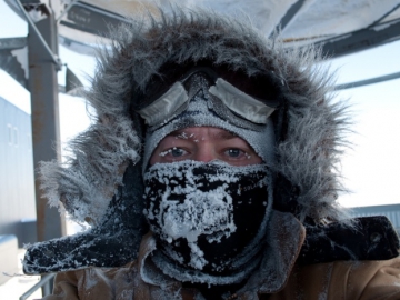 Porträt-Foto von E. Jacobi mit Fellanorak, Schutzbrille und Gesichtsmaske (credit: E. Jacobi)