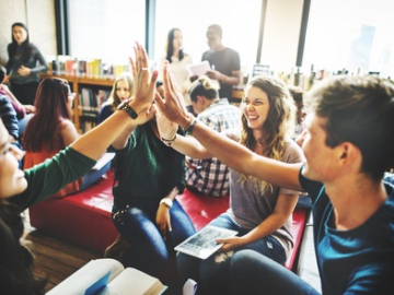 Eine Gruppe von Studierenden in der Bibliothek